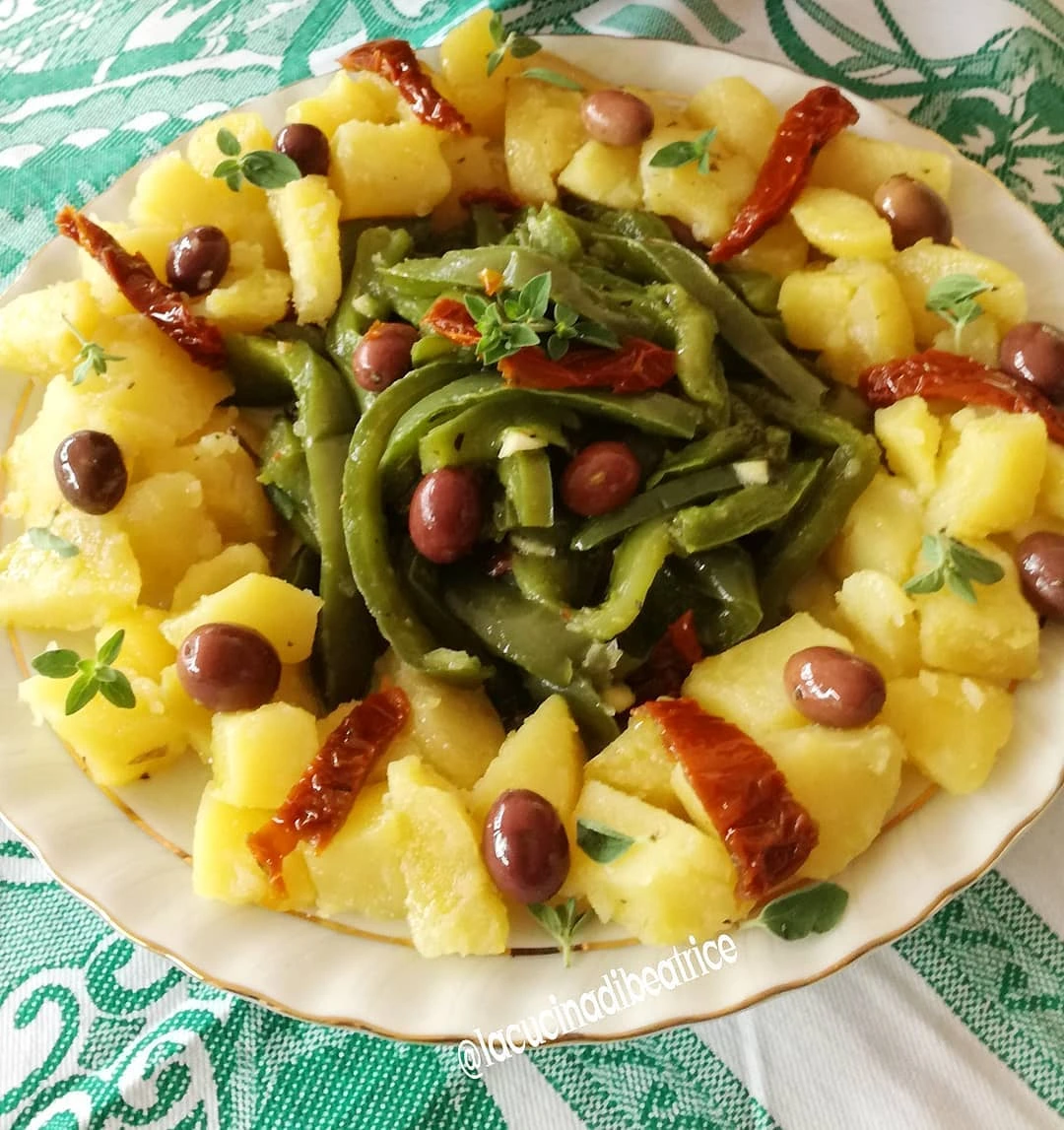 Contorno di peperoni con patate e olive